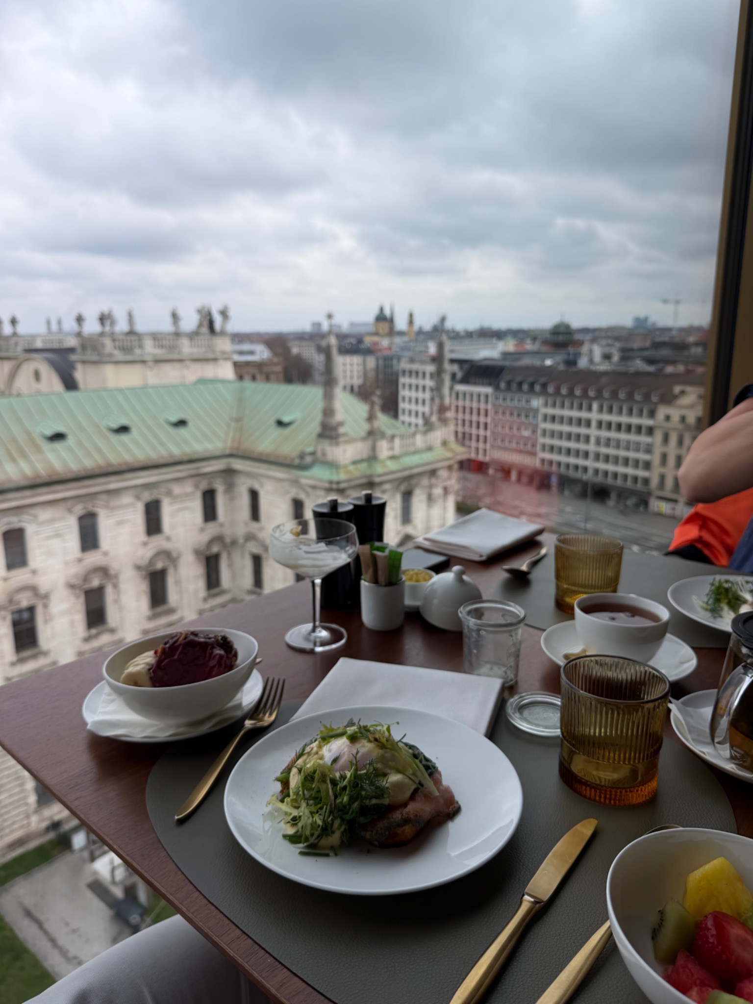 Arbeitsreise mit Blick über die Stadt